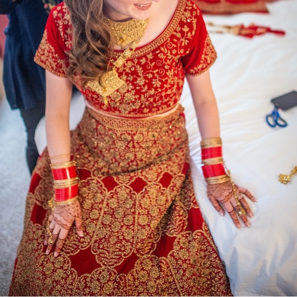 Red wedding bridal lehenga with dupattas - Picture 6 of 7